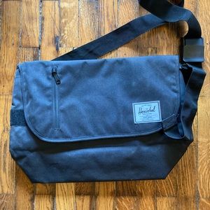 Herschel large messenger bag black